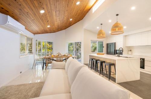Anna Bay House | The Birubi Beach House 11 Campbell Ave Close to the beach pet friendly holiday home