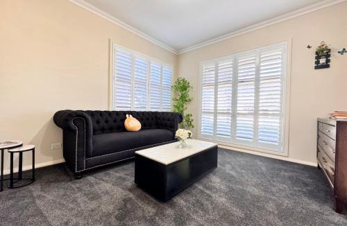 Penrith Villa | 5 Bedroom Group Accommodation Penrith CBD Sleeps 12 Near Hospital Stadium