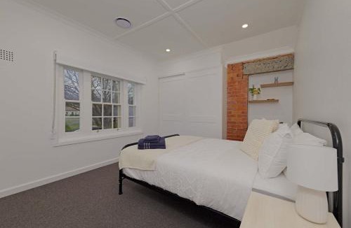Manuka House | Manuka Village - Sleeps 8 - Free parking x 4