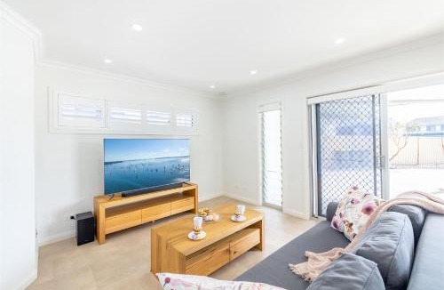 Anna Bay House | 50a Ocean Ave - air con, wi-fi 1 bedroom apartment