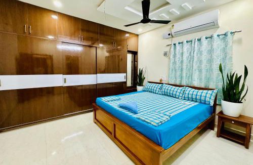 Tirupati Apartment | TrueLife Majestic Suites - 3BHK Large Signature Apartments - PS4 Veg Restaurant - On the way to Balaji Temple - Modular Kitchen - Large Hall, Super fast WiFi, Smart TV, 250 Jio Channel - Easy access to all Temples - Parking - Top service with lots of Love