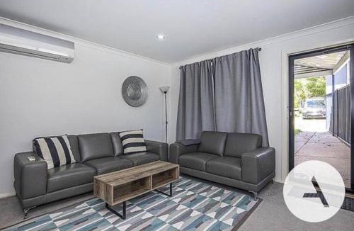 Hughes House | Modern cottage central location