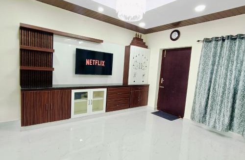 Tirupati Apartment | TrueLife - Chinmai Nivas - Breakfast Included - Modern 2BHK homes for families - Tirumala Mountain View - Fast WiFi - Many restaurants nearby - Hall, AC bedrooms, Modular Kitchen - Android TV - 250 Jio Channels - Top Service with lots of Love