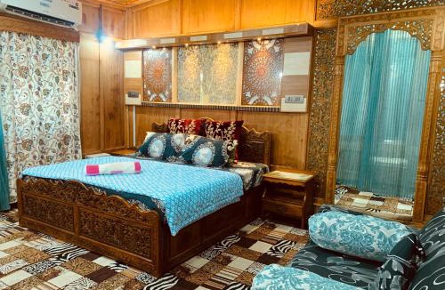 Dal Lake Boat Rental | House Boat New Lucifer