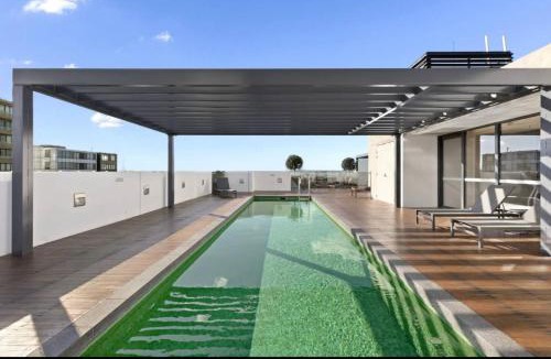 North Sydney Apartment | Modern Spacious City Pad with Rooftop Pool and Gym