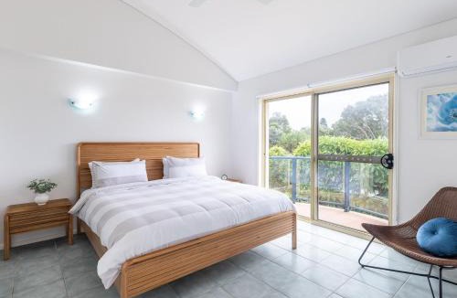 Fingal Bay House | Baia Villa air con WiFi and views of Fingal Beach