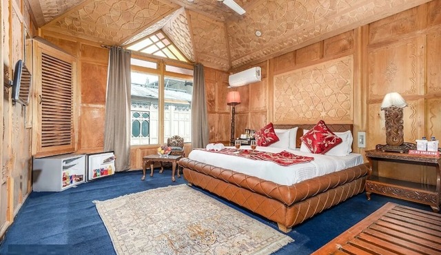 Prince of Kashmir Luxury Houseboat