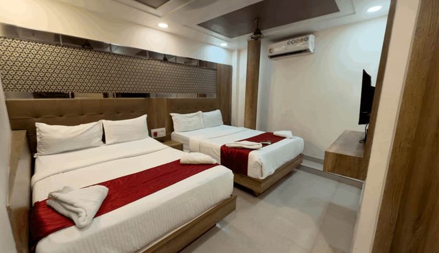 Hotel Hometown - Near BKC
