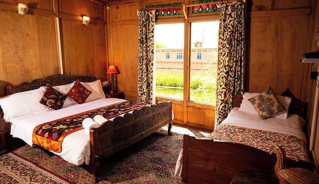 Golden Flower Heritage Houseboat