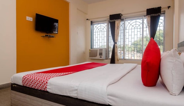 OYO 26206 Hotel Paras