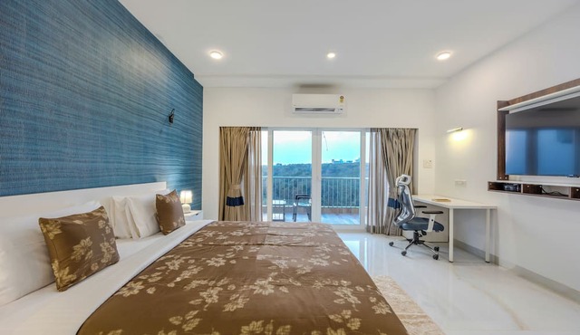 ELIVAAS Midpoint Uno 7 Room Retreat with Pool