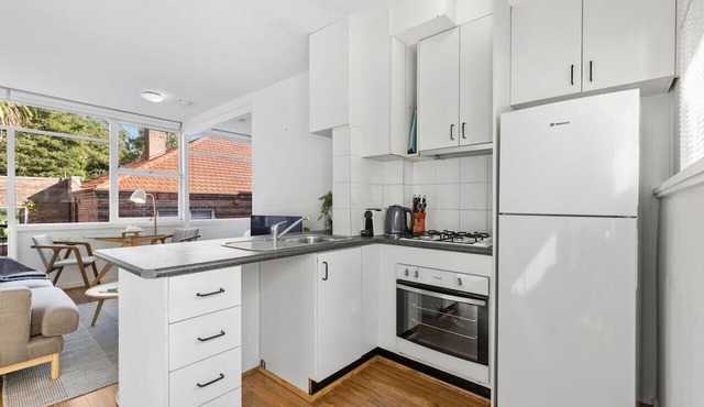 Sunny 1BR cozy apartment in Bellevue Hill