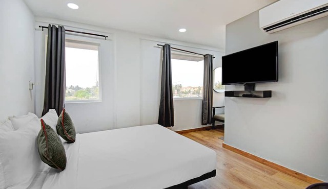 Super OYO Townhouse 75779 The Royal