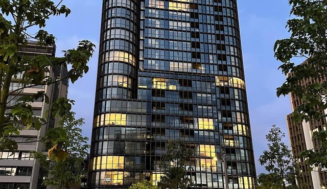 Luxury, New 1 Bed with City Skyline Views! 3min to train.