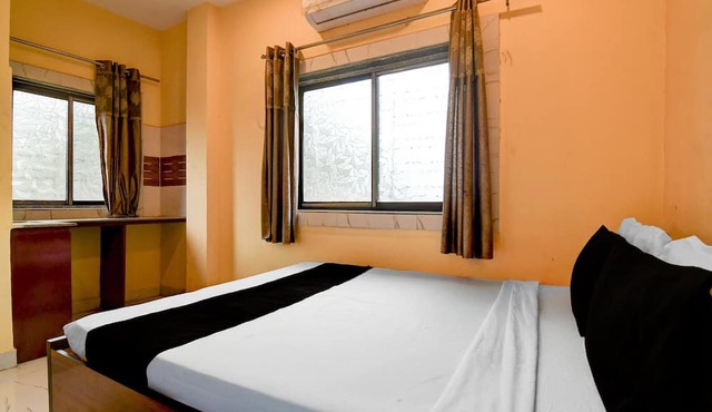 Deluxe Room Chowdhury Guest House
