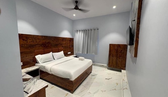 Hotel Midnight Lodging & Boarding