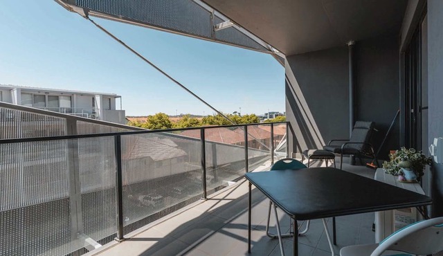 Lonsdale St 1-Bed Unit with Study Area and Parking