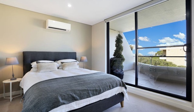 Spacious 2BR luxe Waverton Village apartment w/harbour glimpses