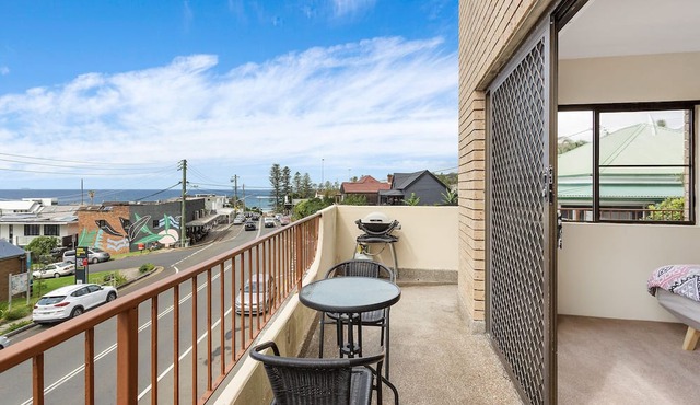 Pet friendly Seaview Apartment in the heart of Coledale village. 100m to Beach
