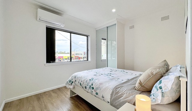 Modern 2BR Apartment in Ingleburn | Walk to Station, Shops & Dinning