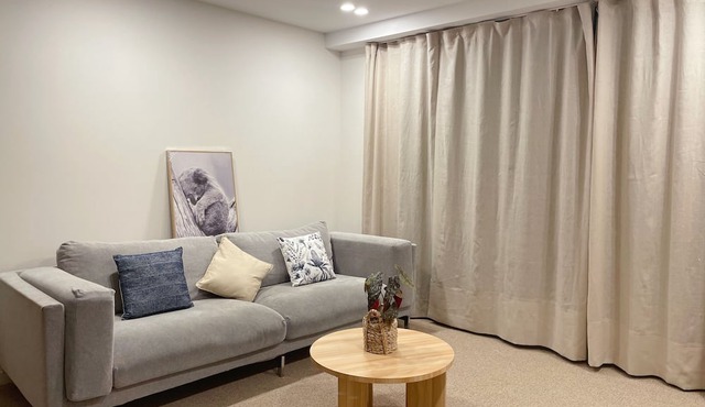Modern Apartment with Free Parking - 3 minutes to Canberra CBD