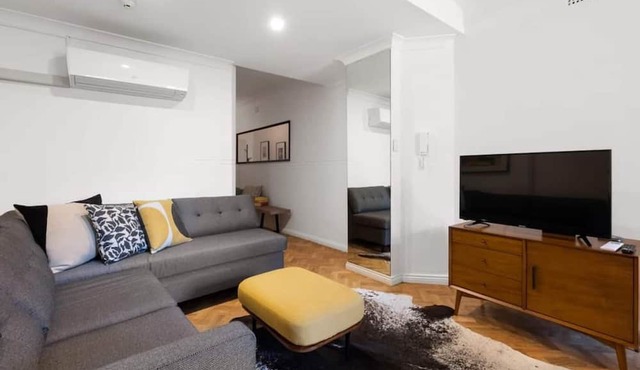 Getawayz NSW - St. James, Art Deco Dream - 2 Bedder w/Aircon