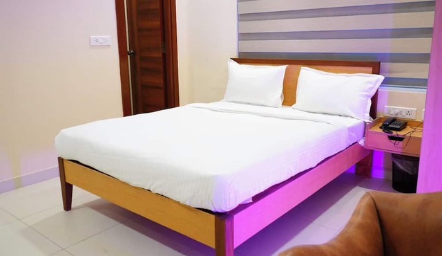 AM SUITES LUXURY SERVICE APARTMENTS