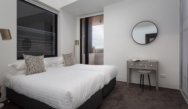 Stylish 2-Bed Apartment with BBQ Patio Near Beach