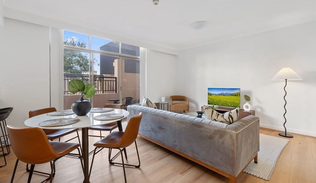 Stylish 2-Bed Apartment with Pool in Camperdown