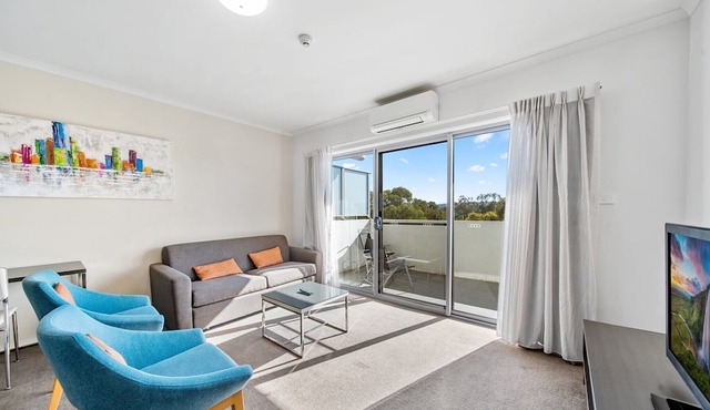 Bright 1-Bed Apartment with Balcony