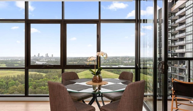 Chic 1-Bed with Pool by River, Ferry & Amenities