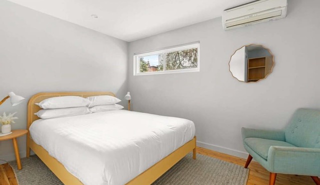 Modern 1-Bed Pad Minutes Away from Beach
