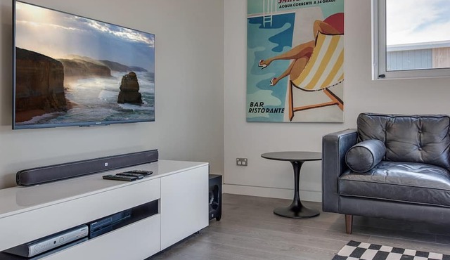 Explore Sydney from Stylish North Shore Apartment