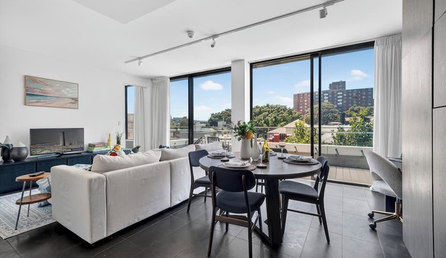 Luxury Apartment with Big East Facing Balcony 3 min walk to Central Station