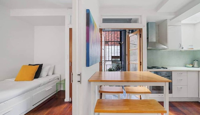 Eclectic Rushcutters Gem Foosteps to the Harbour