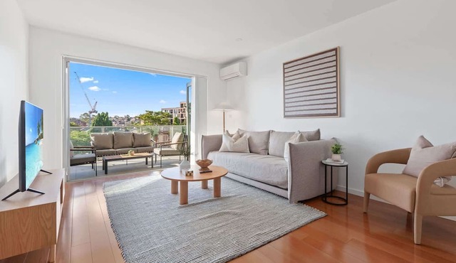 Bright 2-Bed Apartment with Balcony & Garage