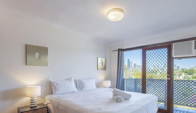 Kozyguru | Balmain | Townhouse bridge view or Charming Comfy Studio
