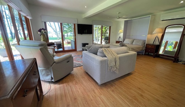 Lake House Escape in Beautiful Brightwaters