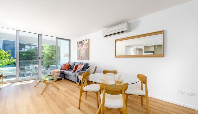 Elegant & Cosy Haven in Lively Kingston Foreshore
