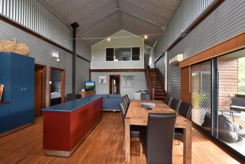 Kelman Cottage with pool and beautiful native wildlife