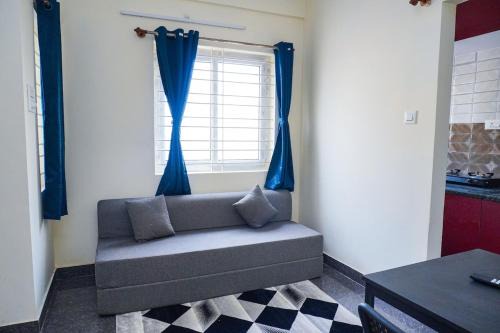 Cozy 1bhk 2km From Hosa Road Metro with lift 204