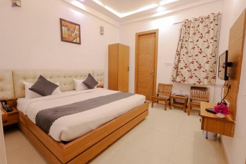 The Little Pink Homestay Near Taj Mahal