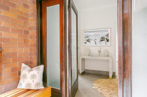 Manly Beachfront Stays - 3 Bedroom with Garden - Steps to Ferry, Beach, Shops & Restaurants