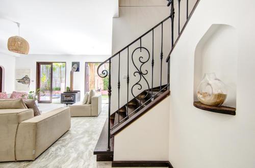 Luxe Thirroul Home, Pool Spa Home Theatre