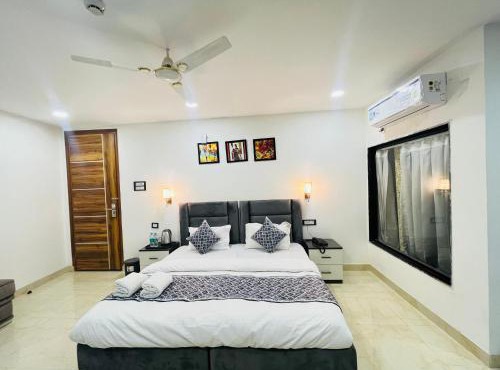 Hotel Grand Plaza - Gate No 3 Dlf Chattarpur Farms