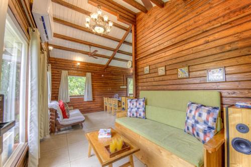 CosmicStays Yotsuba- Luxury Chalet in a Zen Forest