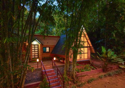 Cave Ritz Coorg by VOYE HOMES - Cottages with Guided Plantation walks and Treks - Pet Friendly