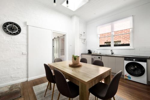 Pet-Friendly Hamilton Cottage Walk to Beaumont St & Racecourse