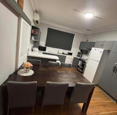 Wollongong station holiday house with Wi-Fi,75 Inch TV, Netflix,Parking,Beach