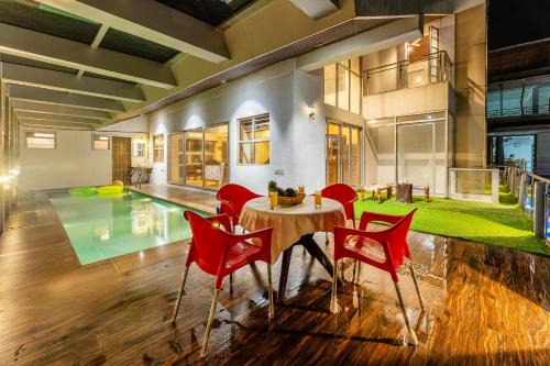 Gauri Villa by ELIVAAS With Pool, Lounge, Garden & Bathtub With 360 Panoramic Hill Views Near Waterfalls